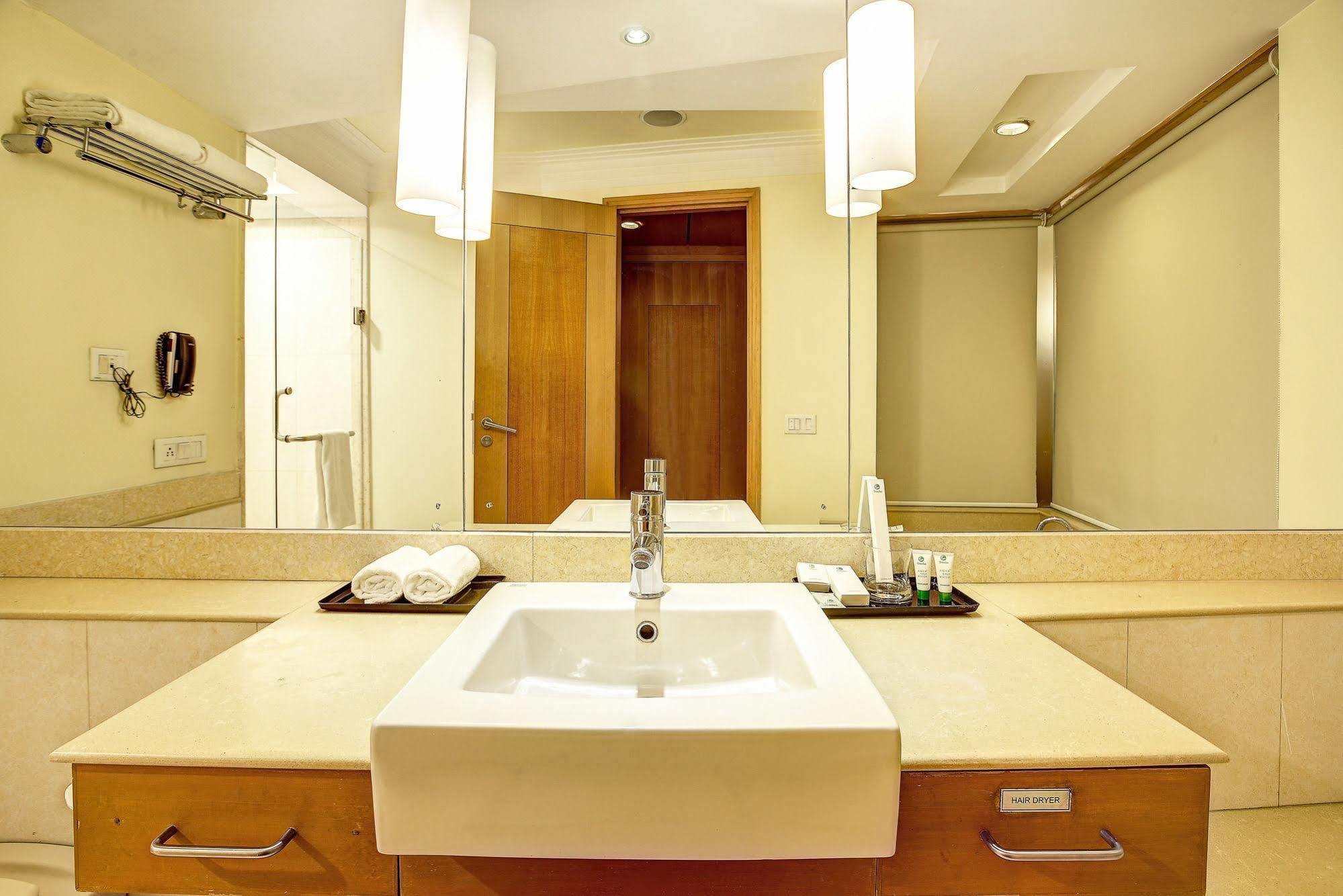 Western Court Chandīgarh Екстериор снимка