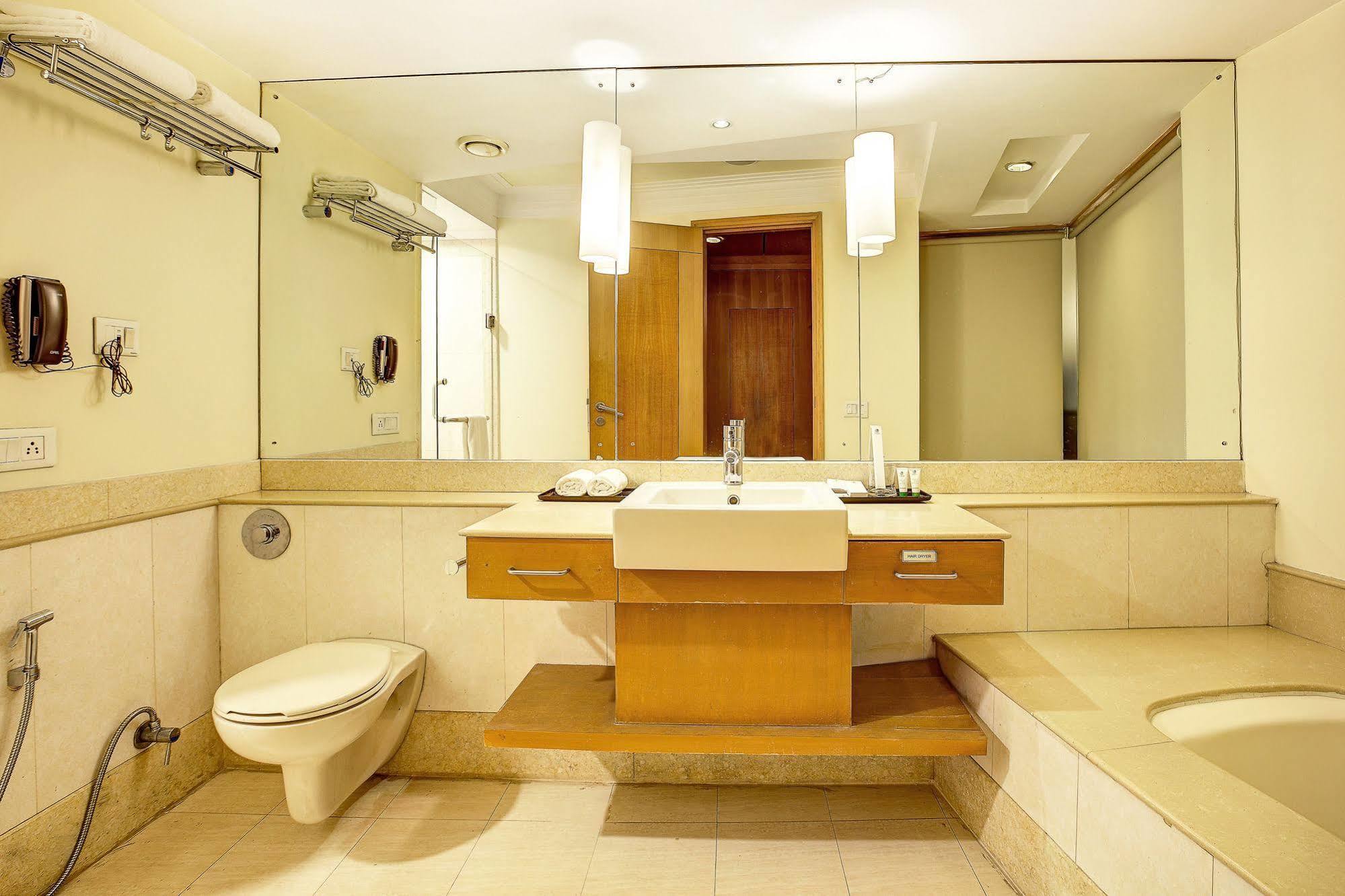 Western Court Chandīgarh Екстериор снимка