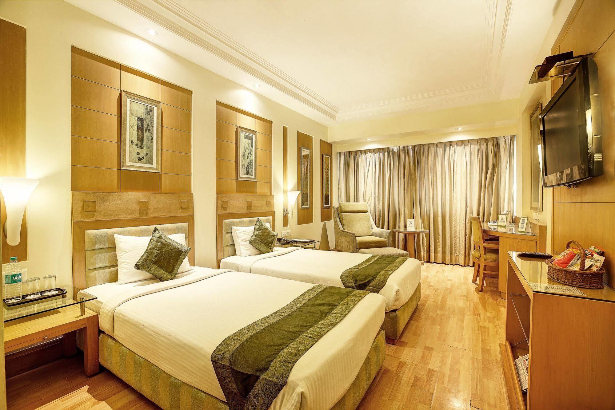 Western Court Chandīgarh Екстериор снимка