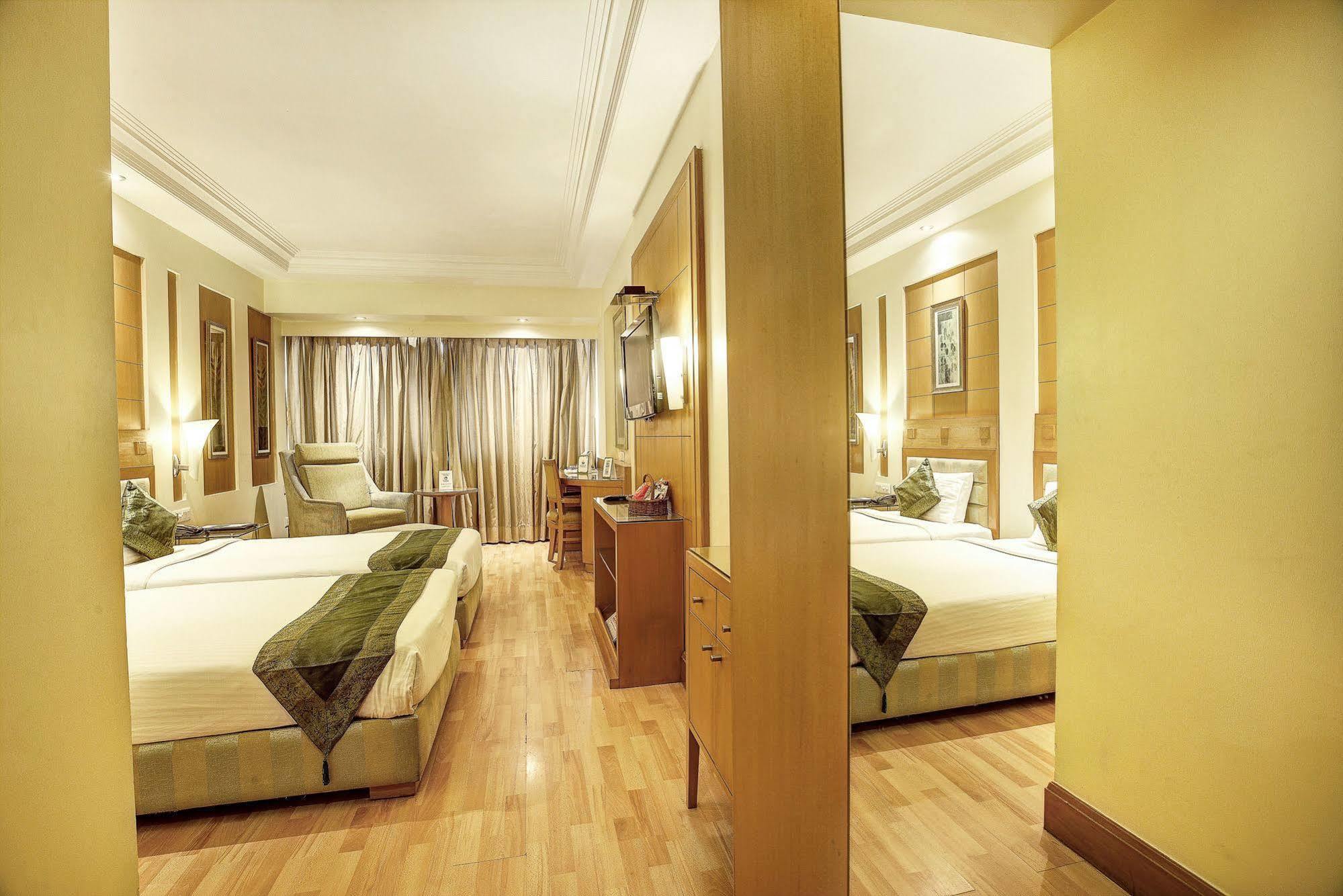 Western Court Chandīgarh Екстериор снимка