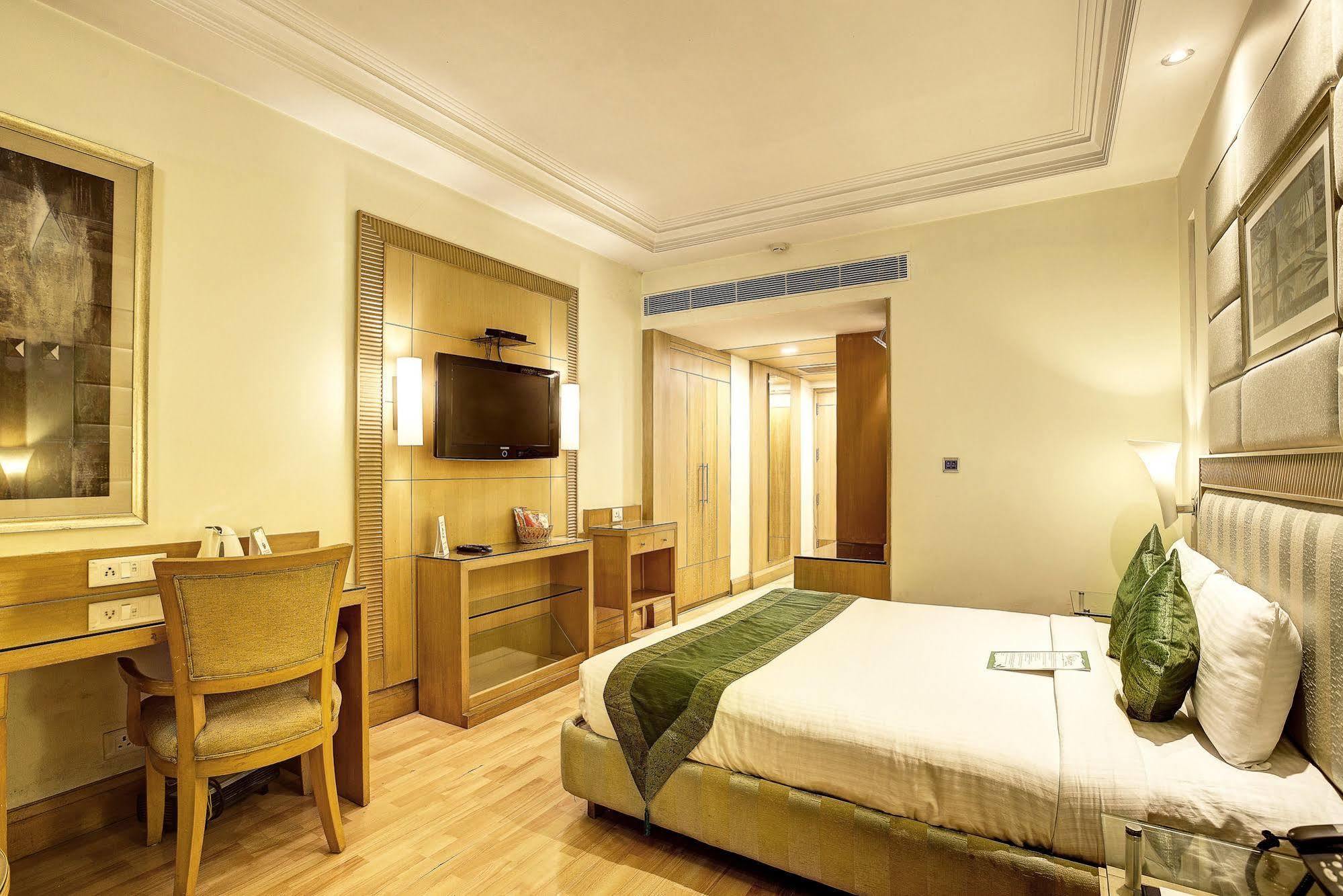 Western Court Chandīgarh Екстериор снимка