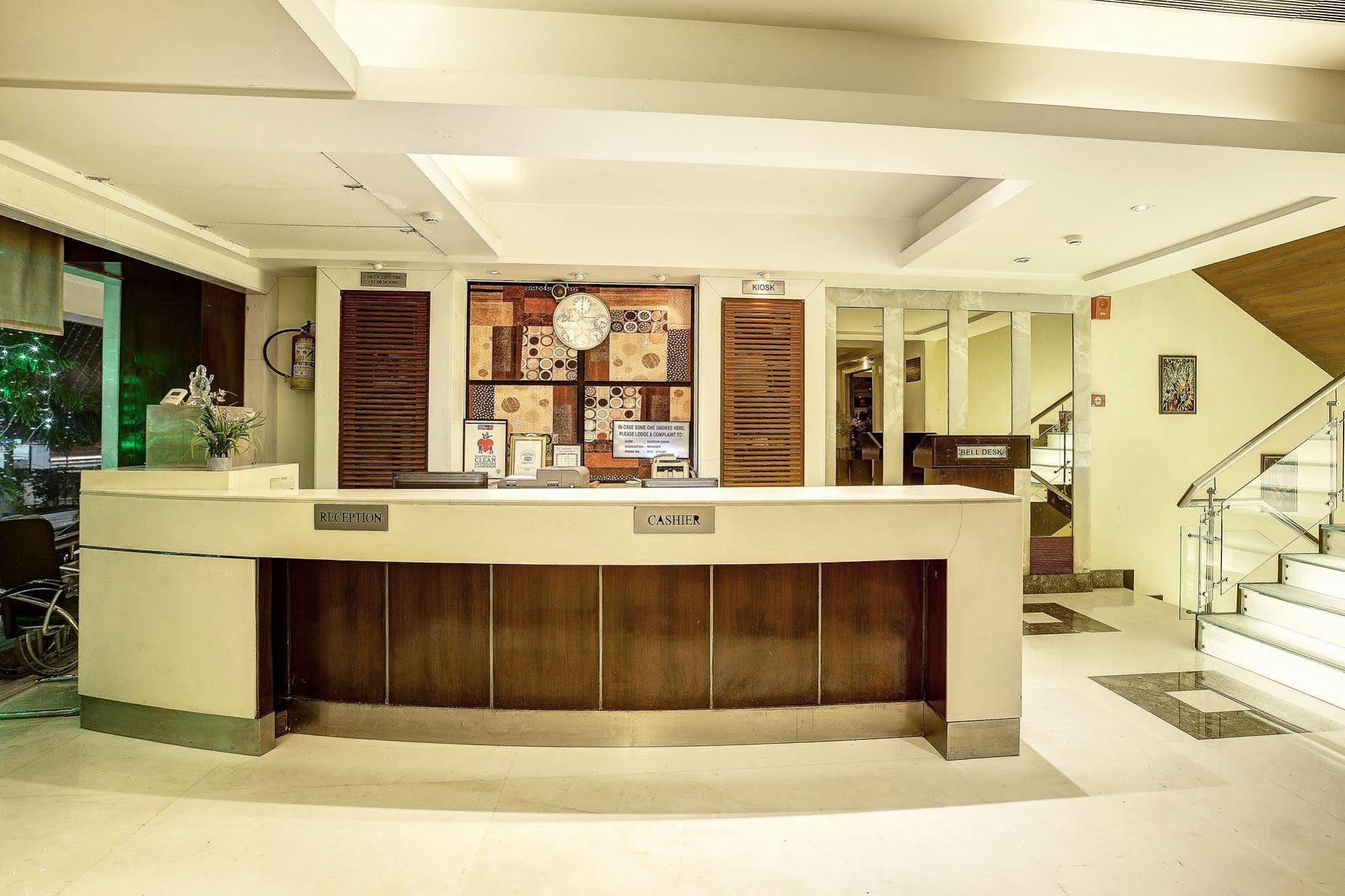Western Court Chandīgarh Екстериор снимка
